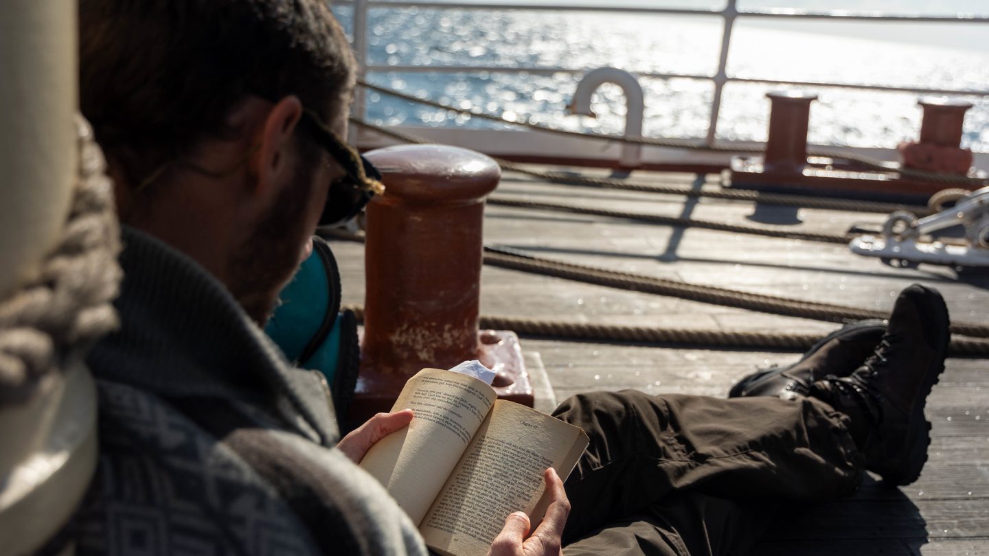 Person som leser på seilskute